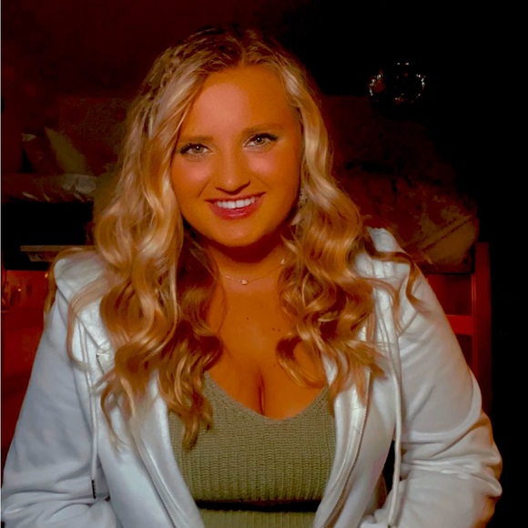 Meet your Posher, Laura - Picture 1 of 1